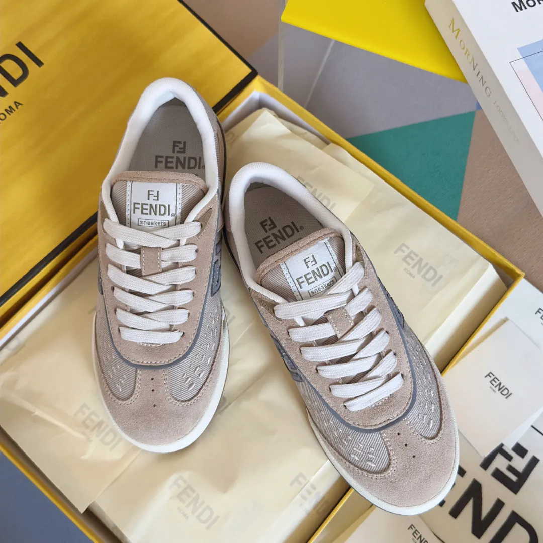 [FENDI] Top P: 720💰 Couple model ▪️ Size: Women's model 35-41 / Men's model 39-45 Top version: Fendi Fendi match series Couple model, film, casual sports shoes, sneakers, original purchase, development and production of these FENDI Match lace-up sports shoes. Small perforations accent the upper. Made of white leather with beige suede details. Matcha green leather FF applique. Rubber sole with FENDI lettering on the side. Comes with exquisite packaging at the counter🛍📦 ▪️ Fabric: Original custom imported first-layer cowhide ▪️ Lining: Imported custom breathable mesh ▪️ Sole: Original molded TPU two-color combination sole ▪️ Sole thickness: 3CM.